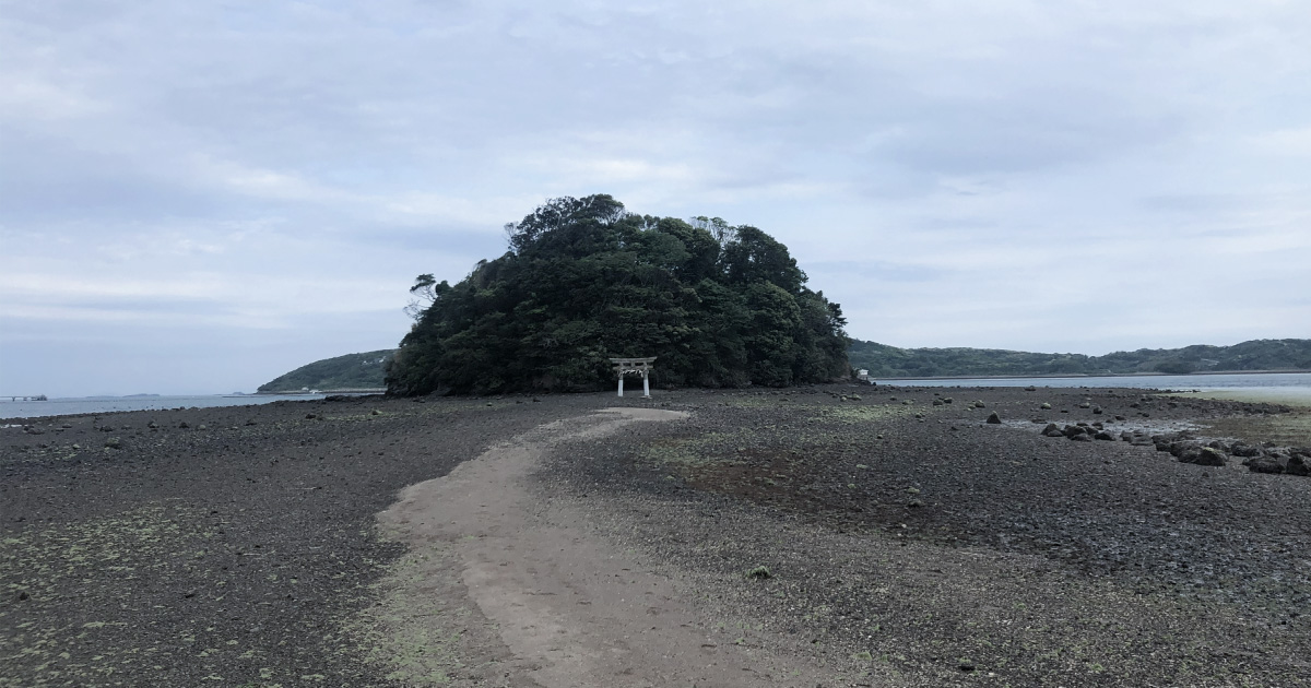 干潟の先に佇む小島の鳥居
